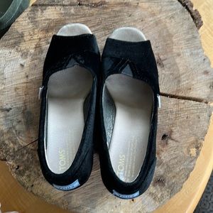 Nwt Tom’s velvet wedge